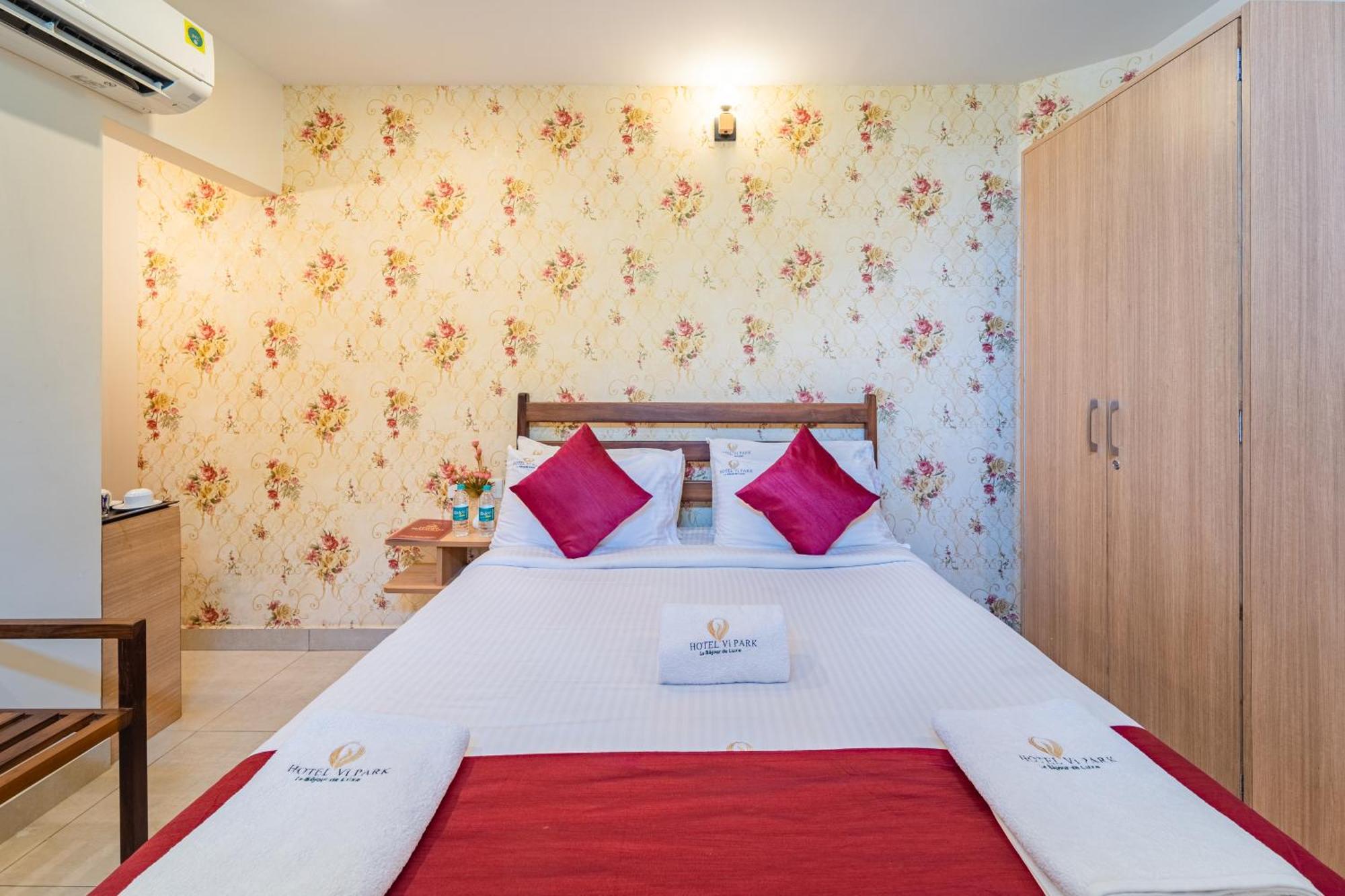 Hotel VI Park - City Centre Пондичерри Экстерьер фото