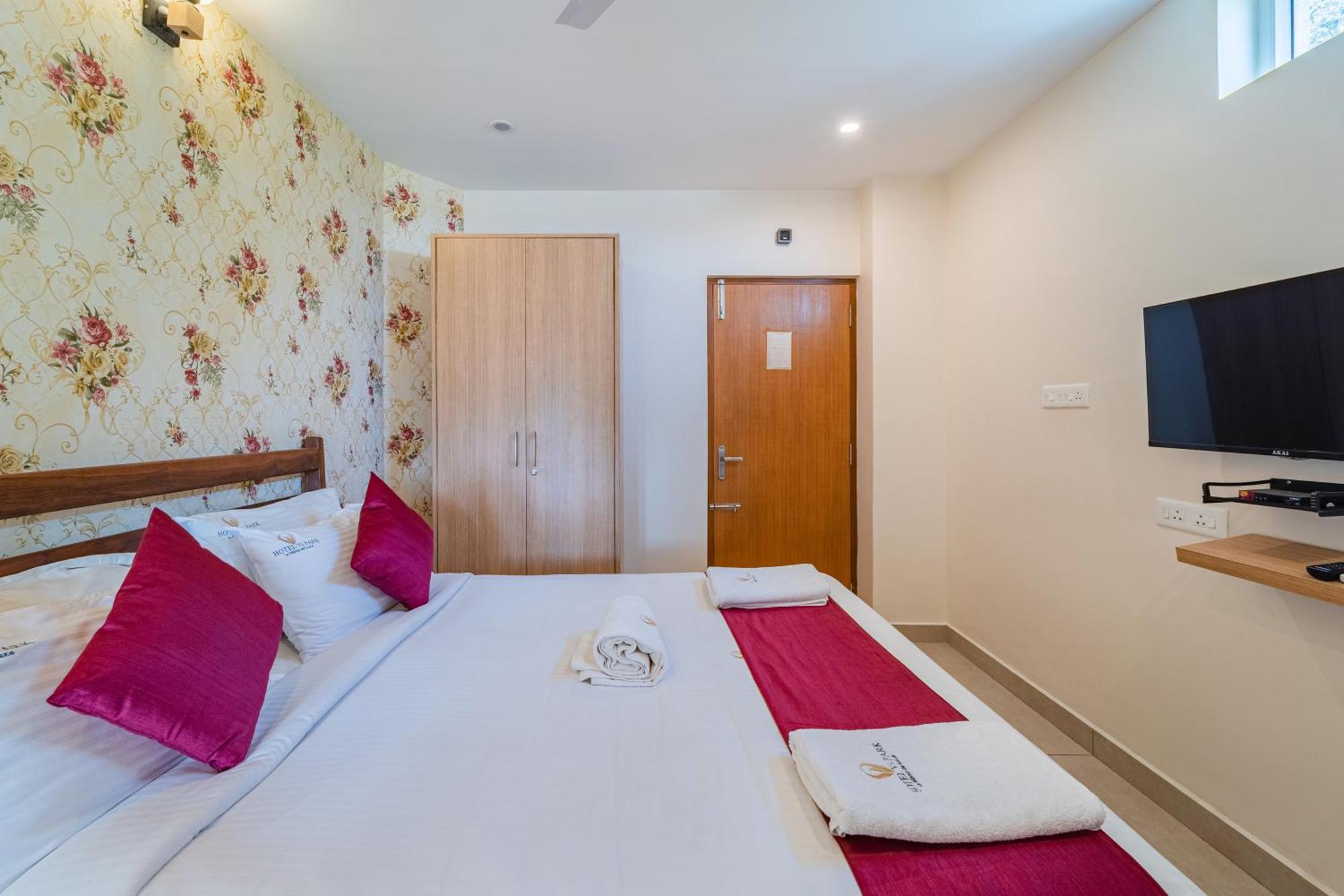 Hotel VI Park - City Centre Пондичерри Экстерьер фото